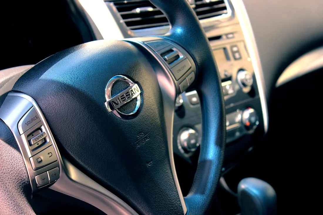 Interior de un vehículo: volante y tablero